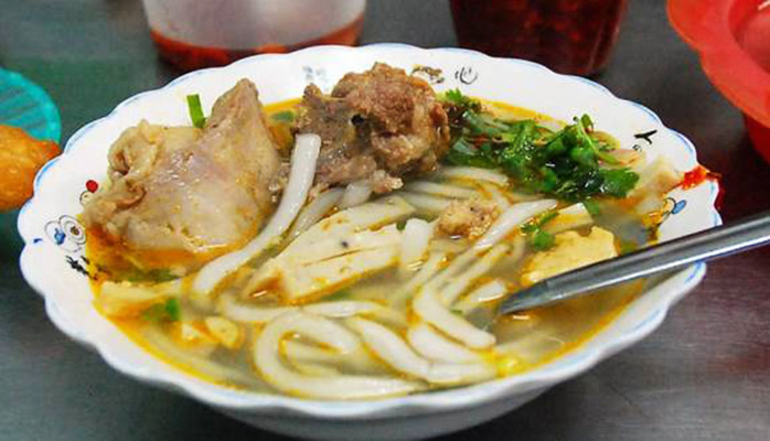 Cô Xuân - Bánh Canh & Nui Xương Chả