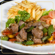 Bò lúc lắc ăn kèm khoai tây chiên
