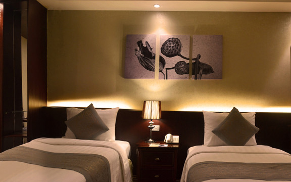 Rising Dragon Hotel - Bát Sứ