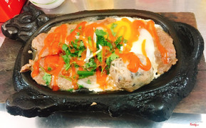 Bò né ở đây siêu ngon.Thịt bò không bị khô và dai như các quán khác,rất là mịn.Đặc biệt là cô chủ quán rất dễ thương và vui tính:"ăn bò né là phải né" 😂😂😂😂