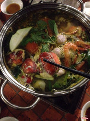 Lẩu cua đồng- gạch cua được nhét vào con cua