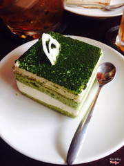 Bánh Tiramisu Trà Xanh- 35k- về khách quan thì khá ngon, kem rất mịn ăn không hề ngấy. Theo mình là được làm từ whipping cho nên ok. Về thực tế bánh hơi dai nên khi xắn xuống nó lún 😢 lớp trầcnh chắc do để từ sáng nên có vẻ hơi cứng chút. Nhưng gọi bánh này ăn thì ok
