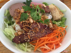 bún thịt nướng chả bò