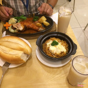 Điểm cộng đó là có  điều hoà, bánh mì giòn,nhỏ nhỏ xinh xinh. Nước đậu ngon,ko phải đóng chai. Điểm trừ: phụ vụ lâu, order đồ trước nhưng có người đến sau lại được. Thế thôi là đã đủ mất cảm tình rồi ahihi