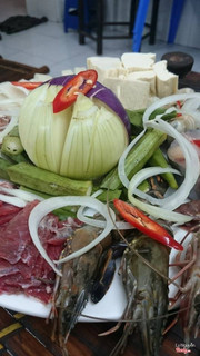 Đĩa 250k đầy đặn, không độn, chân chất đúng kiểu miền Tây, gồm thịt bò, ba chỉ, mực, cá, tôm, và một số loại rau củ khác. Chỗ này 3 người ăn thoải mái.