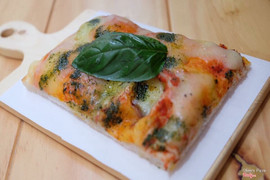 _______MARGHERITA_______                            Homemade tomato sauce, mozzarella cheese, fresh basil, extra-virgin olive oil, organic homemade pesto sauce.  Nước sốt cà chua tự làm, phô mai mozzarella, húng quế tươi, dầu ô liu nước nhất, sốt pesto tự làm. 