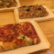 pizza homemade . quán vừa khai trương được vài ngày thôi, vô tinh vào ăn thử và hết sức hài lòng. khong gian rất ấm, quán thơm mùi bột và vi bánh ngon. đế banh vuông vuông nhìn lạ lạ và giòn cực.