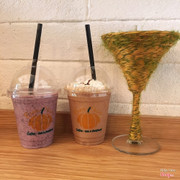 Socola xay với hạnh nhân + sữa chua nếp cẩm đá xay 😘😘 Đồ uống cũng được, giá cũng ok 😍😍 Quán nhỏ nhỏ xinh xinh 😍