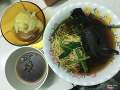 Nước chấm và đu đủ chua ngọt