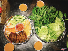 Mình thích những món nhiều rau như thế này nhưng ngại ăn ngoài vì sợ rau rửa không sạch. Nhưng khi ăn ở quán chị Hương mình cảm giác y như ăn ở nhà, rau rửa sạch từng cọng, sạch và luôn luôn tươi. Đặc biệt là quán có rất nhiều loại rau sông, lạ và khó mua ở chợ. Tín đồ ghiền rau như mình cực thích luôn ý. Mâm này mình gọi cho 4 đứa ăn, no nê. Đặc biệt là nước chấm đậu và ớt xào homemade, bao ghiền nha. Mình chưa ăn nem nướng quán nào ngon bằng. Nhìn hình chắc các bạn khỏi cần quảng cáo nữa rồi ấy. Giá chỉ có 30k/1 người ăn no nhen.