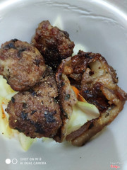 3 cục chả viên và 4 miếng thịt nướng nhỏ như trong hình