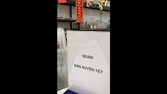 Quán bán xuyên Tết!