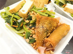 Bún xào chay 
10k: 1 cuốn chả giò
12k: 1 chả giò 1 hoành thánh
15k: 2 chả giò 1 hoành thánh