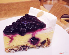 Blueberry cheese cake ở đây có vị chua thanh mê lắm. Cheese chua chua tan trong miệng, phần đế bùi bùi, mứt blueberry thơm và thanh. Đáng đồng tiền 👍🏻👍🏻