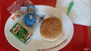 Kid meal ( 1 burger + 1 nước + 1 đồ chơi ) : 69k