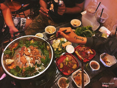 [ Nướng Ngói BBQ ] - 225 Thống Nhất - Việc mình không thích ở quán này là cái bàn  và ghế. Khó chịu khi ngồi ăn. Nhưng phía bên kia có bàn thấp chắc dành cho những người như mình 😄😄 lần sau ngồi bên đó cho tiện. - Món ăn ở đây khá đặc sắt và rất Ngon. Đúng như " Tiền nào của đó ".  Đặc biệt mình để ý quán này luôn luôn thay đổi Menu để nhiều món ăn hấp dẫn và không chán khi ghé lại. 👏🏻