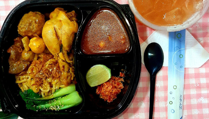 Cô Quyên - Bánh Tầm Cay