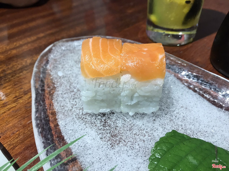 Cơm cuộn cá hồi