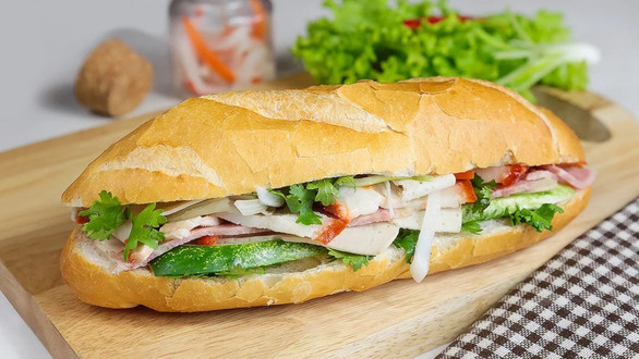 Bánh Mì Nước Sốt Thịt - Mùi Giò Ước Lễ