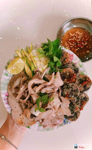 Hiện chưa bán ngồi ăn lại được nên chị bé bán mang về tại nhà địa chỉ k20/26 mai lão bạng bên hông nhà thờ thanh đức chạy thẳng vào ! Hoặc alo sdt 0905062611 để ship 