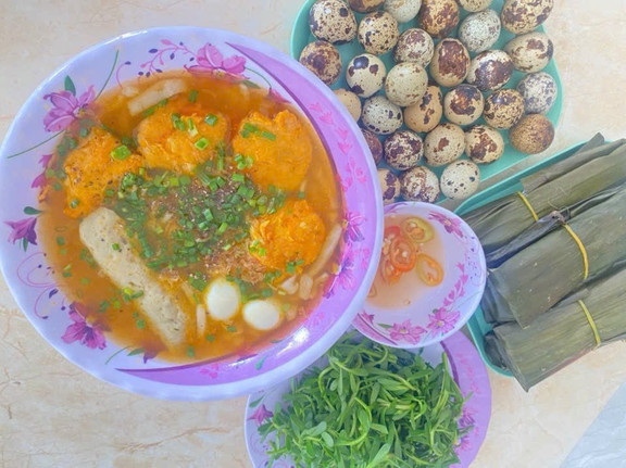 Đặc Sản Miền Trung Tỷ Muội - Bánh Canh Chả Cua & Bánh Bột Lọc , Bánh Nậm