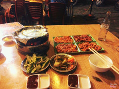Quán nướng Zin Zin 38 Hoàng Minh Thảo.      Hôm nay mình ăn thử combo 2 người của quán thấy cũng ok. Quán đang khuyến mại còn 100k/2 người. Quán ít nhân viên nên khi đông ngồi đợi xíu. Bản thân mình thấy quán phù hợp với sinh viên : giá cả hợp lý, chất lượng được.