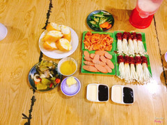Đây là nơi mình hay lui tới vào những hôm mát trời thèm ăn mà túi lại lép kẹp :)) , rủ thêm lũ bạn chí cốt là quá đẹp có một chầu tụ tập. Quán nằm ngay cạnh quán  Zo Zo, 38 Hoàng Minh Thảo. Quán tuy nhỏ nhưng thoáng mát, đồ ăn ngon, nước sốt và chấm đậm đà, giá cả sinh viên. Dạo này quán hay áp dụng km combo 2 người chỉ 100k gồm 4 nướng, 1 ngô( khoai), 1 đậu bắp, 1 dưa ( ăn khá ngon, ngọt ngọt cay cay), 1 bánh mì. Mình thấy quán là lựa chọn lý tưởng cho học sinh, sinh viên, những ngày ví tiền lép kẹp mà thèm nướng :)) 