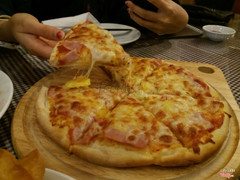 Pizza dăm bông và dứa 85k 6 miếng