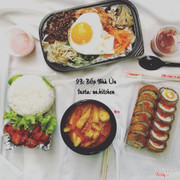 Set 160k gồm: cơm trộn bibimbap , cơm gà honey, tok và kimbap chiên