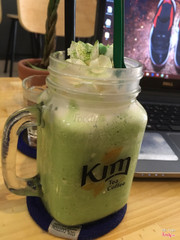 Món mình gọi là Matcha Ice Blended. Điểm khác biệt là topping chocomint khá thú vị. Ngoài ra thì phần nước và kem đều bình thường, nói chung tạm ổn với mức giá 32k