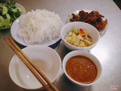Bún chả nướng bà hạnh, sáng nào cũng ngang qua mà toàn thấy quán đông nghịt người, bún nhiều, thịt nướng thì khỏi nói, thịt thơm đến nỗi đi ngoài đường phan đình phùng còn ngửi thấy được mùi của thịt nướng. Không gian rộng rãi, sạch sẽ