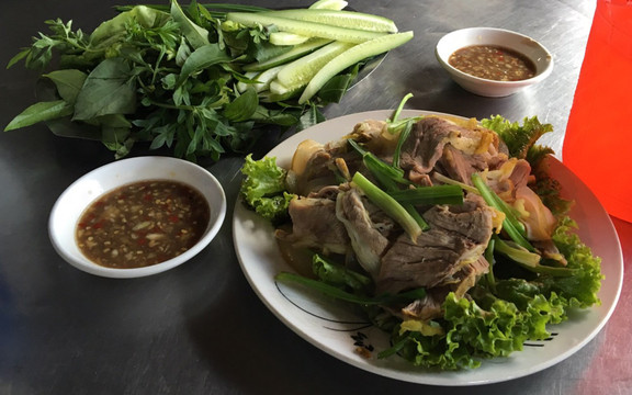 Bò Tơ Tây Ninh Năm Sánh - Tôn Đức Thắng