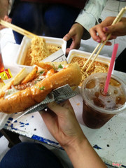 Mì tôm chanh, trà đào và bánh mì nem khoai