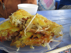 1 đĩa gồm 3 bánh xèo (mình gọi 6 cái nên ng ta chia đôi ra)