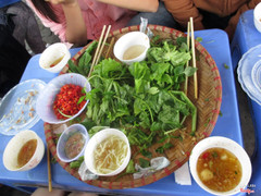 bãi chiến trường. ăn xong vẫn còn thừa rất nhiều rau :D