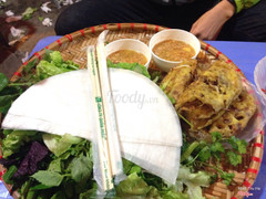 Bánh xèo thơm, giòn, nhân khá ổn nhưng 2 người ăn 1 suất mà đã hơi ngấy, may mà quá cho khá nhiều rau ăn kèm. Mình đi ăn khá muộn, tầm 9r, 10h nên hết nem rồi, chưa kịp thưởng thức :)))
