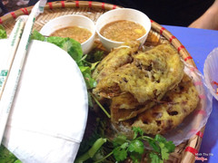 
Bánh xèo thơm, giòn, nhân khá ổn nhưng 2 người ăn 1 suất mà đã hơi ngấy, may mà quá cho khá nhiều rau ăn kèm. Mình đi ăn khá muộn, tầm 9r, 10h nên hết nem rồi, chưa kịp thưởng thức :)))
