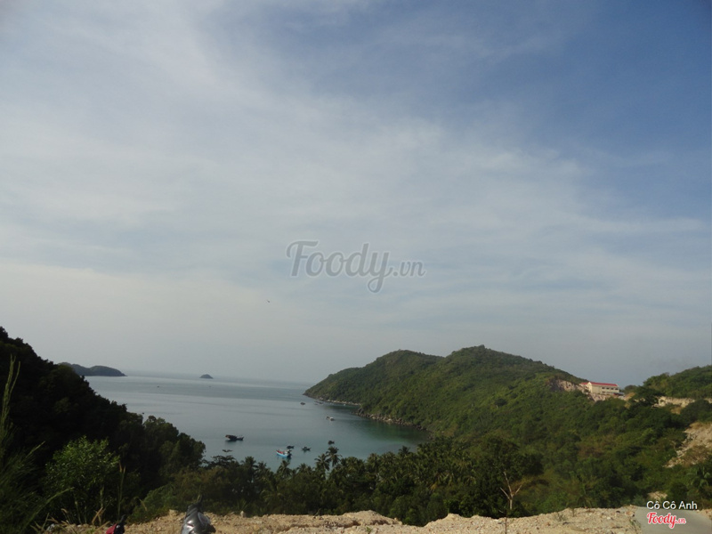 View trước khi đổ xuống con dốc lối vào Bãi đá đỏ