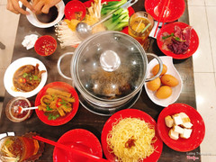 Lần này mình đến gọi 1 lẩu 2 ngừoi + trứng ngâm + chân gà tàu xì + tàu hũ ky và 1 thập cẩm hoành thánh sủi cảo các kiểu :))) ăn 2 đứa no lặc lè 380k 