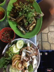 Móng tay xào me ngon, mực nướng k ngon lắm, và hơi đắt