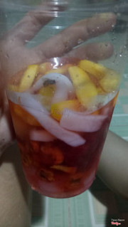 Đấy,  Con gì trong ly cocktail này đây.  Ghê qá,  thật mất vệ sinh,  ai mà giám ăn cơ chứ
