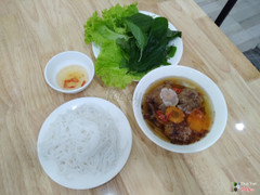 Miếng chả được tẩm ướp với hương vị đặc trưng riêng của quán. Chả được nướng chín vừa phải, thịt mềm ngon.