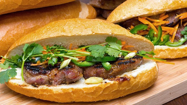 Bánh Mỳ Thịt Xiên Nướng & Đồ Ăn Vặt - Lê Trọng Tấn