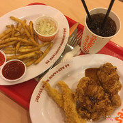 Gà tiêu tỏi của Popeyes thật sự ăn mãi không chán 👍🏻👍🏻Bây h chắc gà ở popeyes là ngon nhất rồi, hơn cả kfc lotteria. Gà giòn và đậm vị, ăn ko bị nạc quá. Sốt tiêu tỏi thơm ngon. Ko hiểu sao mình ăn mãi ko chán ))) đi hai người hay gọi combo 99k gồm 2 miếng gà tiêu tỏi 2 gà chiên giòn khoai tây + gọi thêm 1 nước refill thoải mái. Tính ra chỉ hơn 50k/ng đã có bữa tối no bụng rồi 😍 chi nhánh ở Giảng võ khá rộng rãi, nhân viên nhanh nhẹn, ord xong có thể lấy đồ ngay!