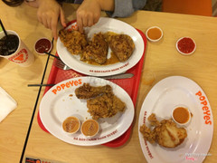 Gà rán popeyes, gà phô mai và gà tiêu cay ngon đậm vị. Nước được lấy thoải mái khá ưng ý. Gà ở đây ngon hơn KFC giá cả cũng tương đương. Thứ 4 có mua 1 tặng 1