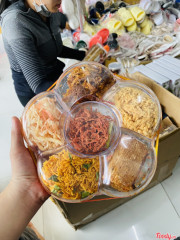 Hộp mứt Khô 6 vị hoa mai 2023.  ( Bao giá thị trường ạ ) 😊 khách sỉ cần ibk em ạ  Giá lẽ 95K/1hộp/500g 💕 sỉ 10 hộp giá bao đẹp luôn.   🥰🥰🥰🥰🌼🌼🌼🌼🌼 #khohoamai6vị #mứthoamai #sethoamai6vị #khô6vịhoamai  Mứt khay hoa mai 6 loại mứt khô