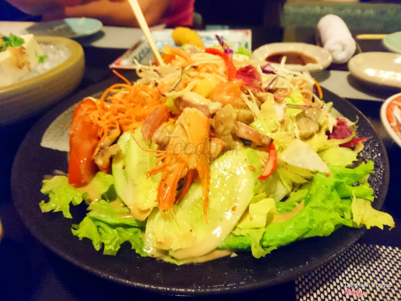 Salad hải sản đồ sộ