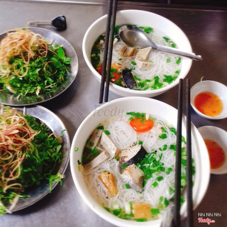 Thường bún cá ở cần thơ là 'cá lóc', còn bún cá nha trang thì 'cá biển' nhìn vô thấy lạ nhưng ăn cũng ngon, có ớt ngộ ngộ😆 (ăn kèm rau thơm, xà lách sắc nhuyễn)  16k +1ly trà đá = 17k
