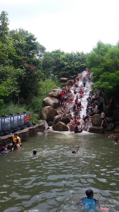Thác nước khoảng 13h trưa rất đông