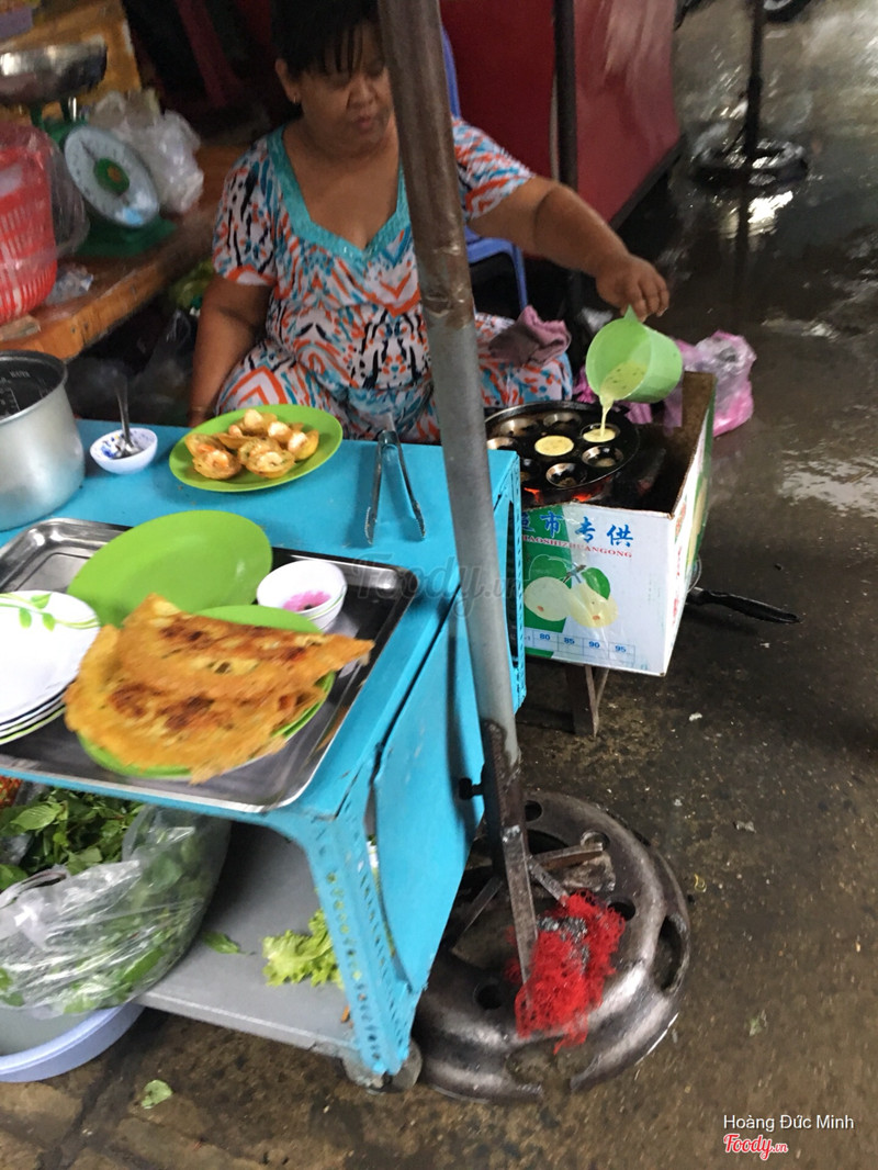 Chủ quán đang đổ bánh